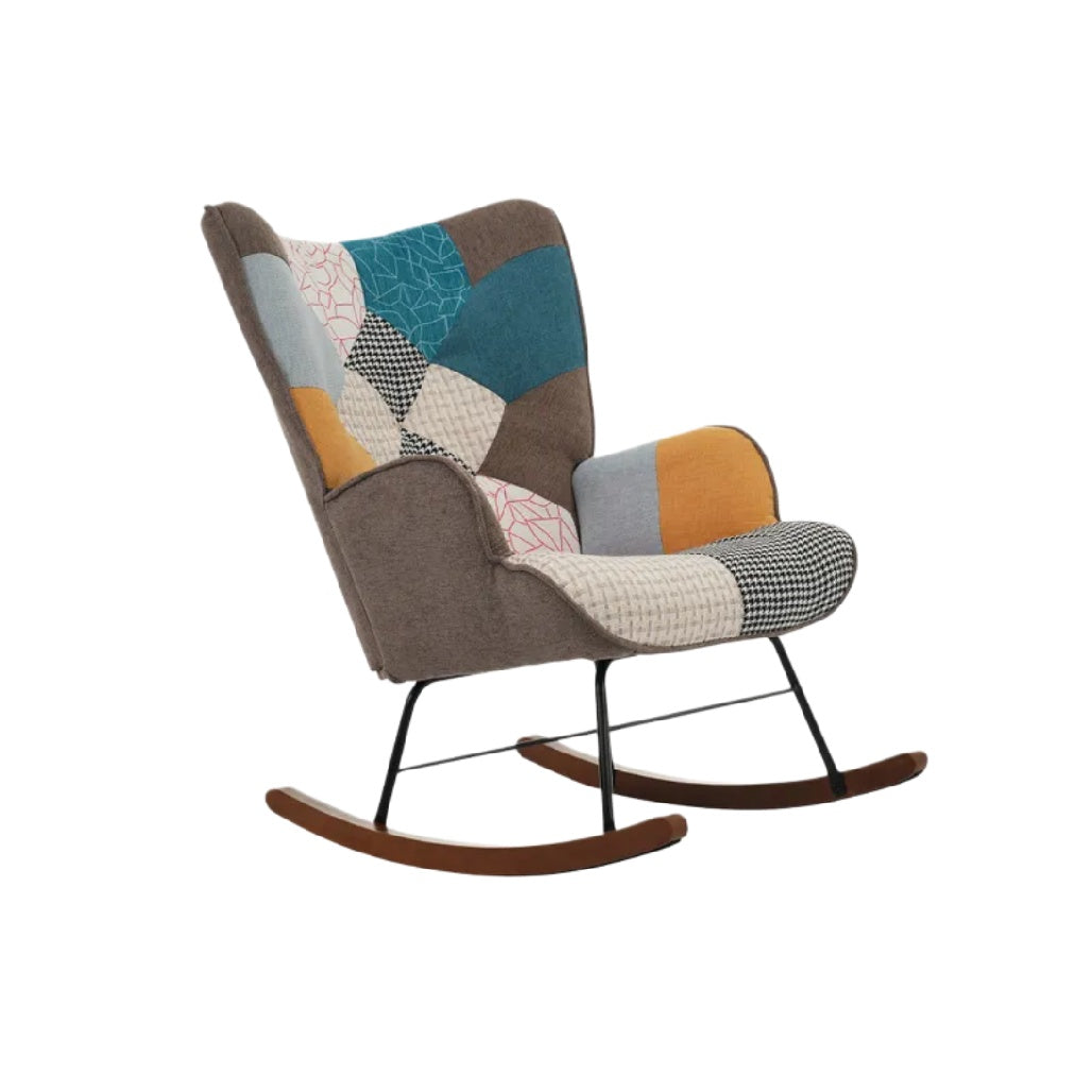 Fauteuil à bascule en patchwork multicolore avec structure en métal noir et accoudoirs en bois naturel.
